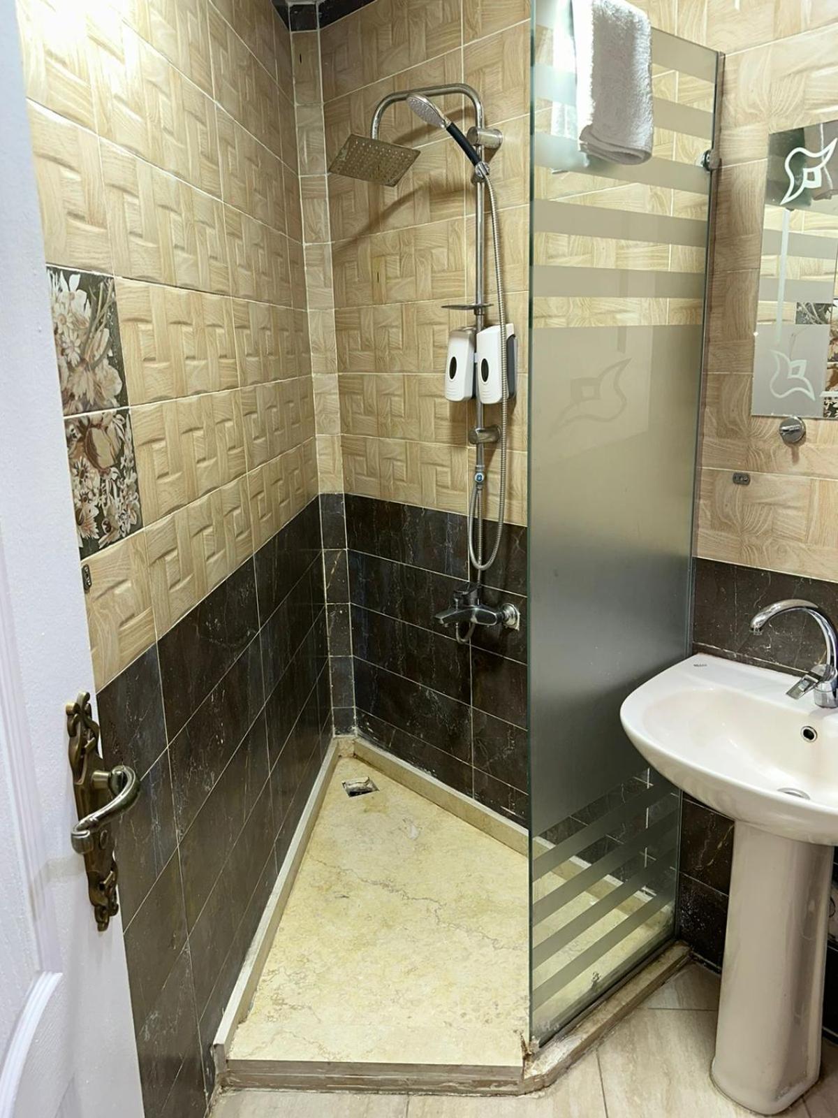 Full Pyramids View Apartment With Balcony For 8 P Kafrat al Jabal Luaran gambar
